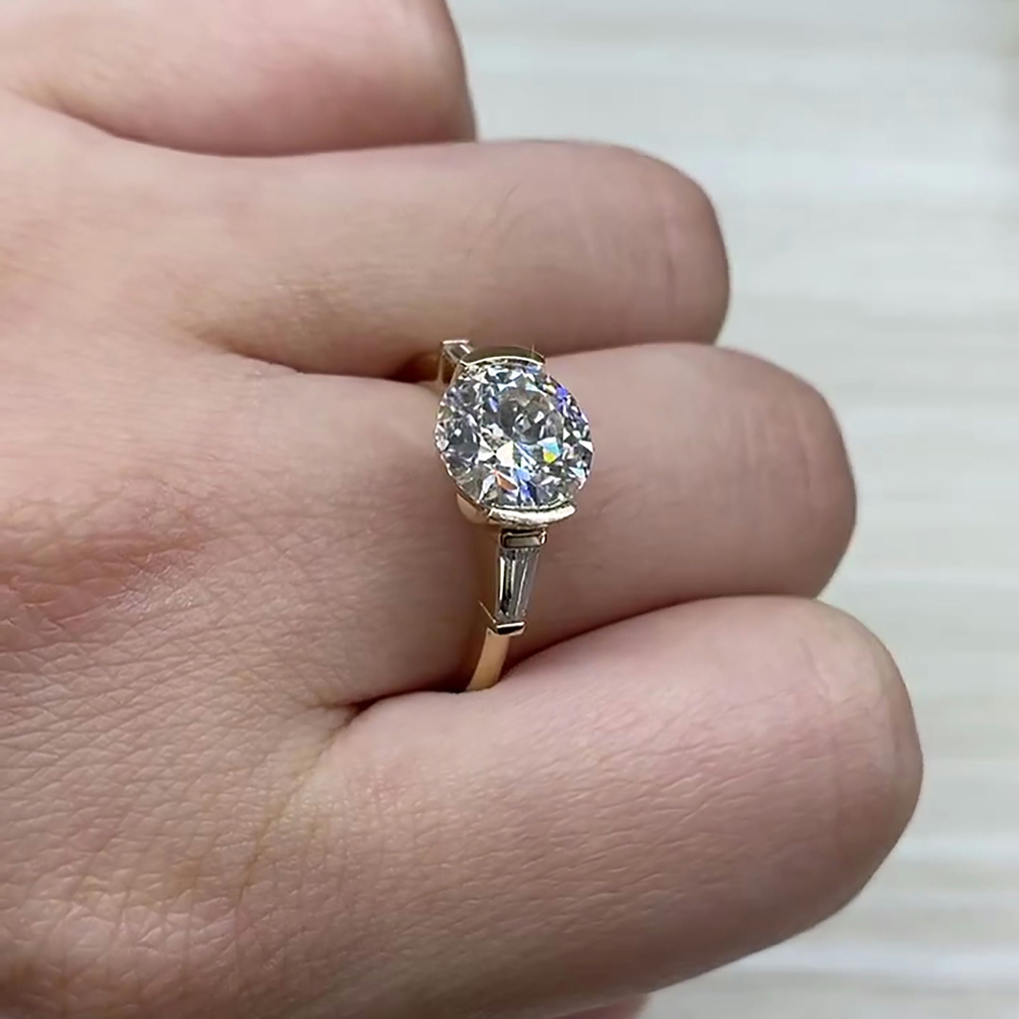 Round Cut With Tapper Lab Grown Diamnond Engagement Ring